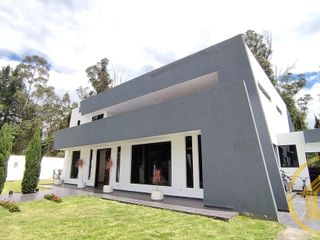 Casa de Lujo con patio amplio dentro de Urbanización Segura en el Valle de los Chillos