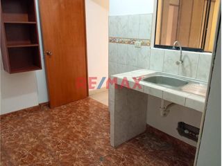 Foto 3 de Venta de iluminado departamento en 4to piso con Cochera independiente, con doble entrada por sala y cocina
Ubicado en Urb Daniel Hoyle # 322 a pocos