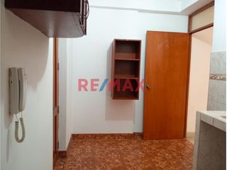 Foto 4 de Venta de iluminado departamento en 4to piso con Cochera independiente, con doble entrada por sala y cocina
Ubicado en Urb Daniel Hoyle # 322 a pocos