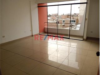 Foto 2 de Venta de iluminado departamento en 4to piso con Cochera independiente, con doble entrada por sala y cocina
Ubicado en Urb Daniel Hoyle # 322 a pocos