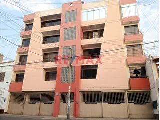Foto 1 de Venta de iluminado departamento en 4to piso con Cochera independiente, con doble entrada por sala y cocina
Ubicado en Urb Daniel Hoyle # 322 a pocos