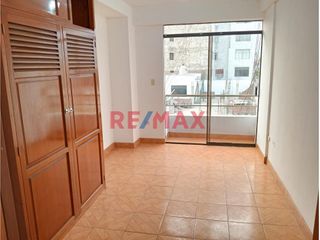 Foto 5 de Venta de iluminado departamento en 4to piso con Cochera independiente, con doble entrada por sala y cocina
Ubicado en Urb Daniel Hoyle # 322 a pocos