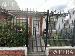 Venta casa 3 ambientes con jardín, cochera y patio en Quilmes Oeste (29750)