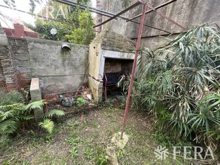 Venta casa 3 ambientes con jardín, cochera y patio en Quilmes Oeste (29750)