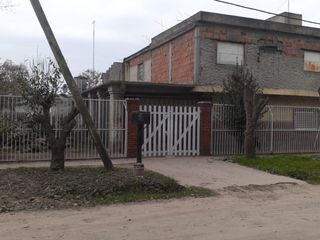 Casa en venta - 2 Dormitorios 1 Baño - Cochera - 200Mts2 - Guernica, Presidente Perón