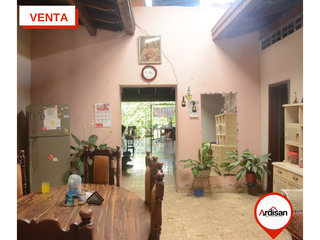 Foto 4 de AMPLIA CASA PLANA EN SECTOR COMERCIAL.