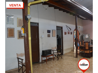 Foto 3 de AMPLIA CASA PLANA EN SECTOR COMERCIAL.