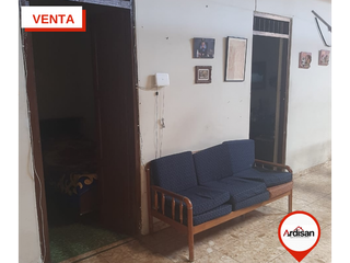 Foto 6 de AMPLIA CASA PLANA EN SECTOR COMERCIAL.