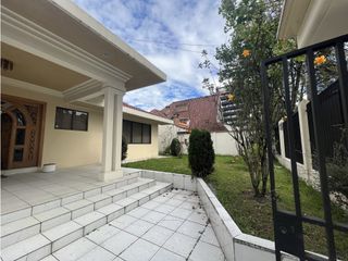 Casa en venta con amplia área verde sector san Sebastián el batan acabados de 1era