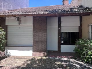Casa Céntrica En Dos Plantas En Venta- Colón Entre Ríos.