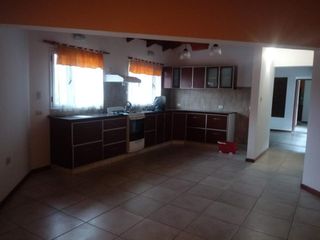 Casa en venta - 2 Dormitorios 2 Baños 1 Cochera - 800Mts2 - Bahía Blanca