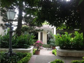Foto 30 de LOS OLIVOS. Av Leopoldo Carrera edificio en corredor comercial