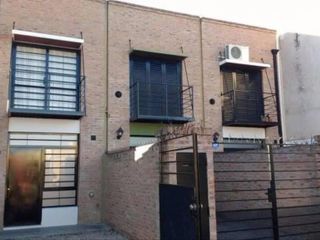 Dúplex en venta - 2 dormitorios  2 baños 1 cochera - 70mts2 - Ringuelet, La Plata