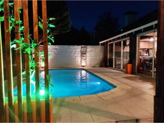 Chalet de 4 ambientes con piscina climatizada.