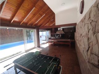 Foto 8 de Chalet de 4 ambientes con piscina climatizada.