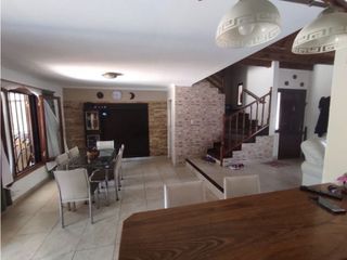 Foto 1 de Chalet de 4 ambientes con piscina climatizada.