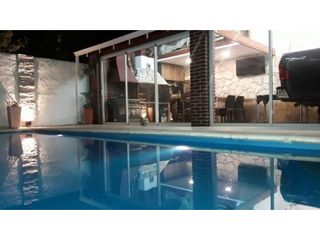 Chalet de 4 ambientes con piscina climatizada.