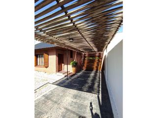 Foto 13 de Chalet de 4 ambientes con piscina climatizada.