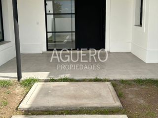 Casa a estrenar en venta de 3 dormitorios c/ cochera en Praderas de San Lorenzo.