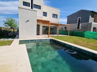 Foto 1 de Casa - Puertos del Lago
