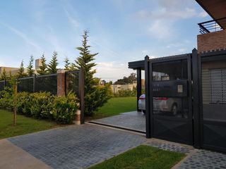 VENTA DE CASA 3 DORMITORIOS CON COCHERAS EN CANTEGRIL