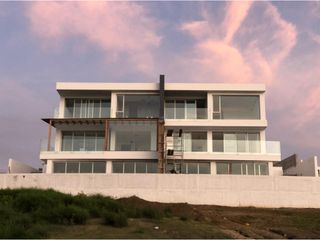 En venta hermosa casa con vista al mar