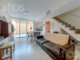 Venta casa de dos dormitorios con dos baños cochera balcón y patio en  Funes