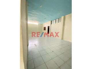 Foto 2 de 🏡✨ ¡Oportunidad única en Sullana! Propiedad en esquina con gran potencial comercial y residencial  

Descubre esta espaciosa y versátil casa de DOS