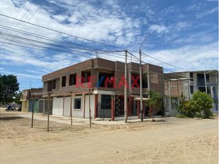 Foto 1 de 🏡✨ ¡Oportunidad única en Sullana! Propiedad en esquina con gran potencial comercial y residencial  

Descubre esta espaciosa y versátil casa de DOS