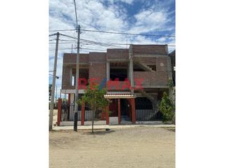 Foto 6 de 🏡✨ ¡Oportunidad única en Sullana! Propiedad en esquina con gran potencial comercial y residencial  

Descubre esta espaciosa y versátil casa de DOS