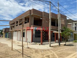 Foto 8 de 🏡✨ ¡Oportunidad única en Sullana! Propiedad en esquina con gran potencial comercial y residencial  

Descubre esta espaciosa y versátil casa de DOS
