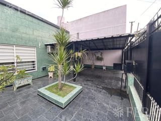 Venta casa 3 ambientes con cochera y patio en Bernal Oeste (30011)