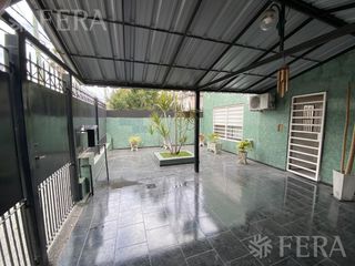 Venta casa 3 ambientes con cochera y patio en Bernal Oeste (30011)