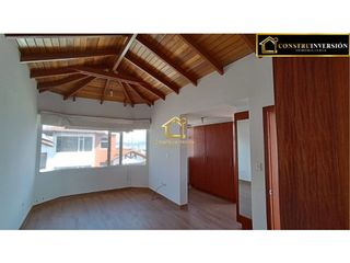 En venta Casa de 3 pisos Santa Lucia Norte de Quito