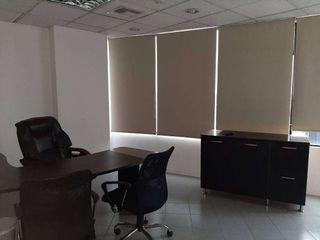 Oficina amoblada en alquiler en Edificio Executive Center al norte de Guayaquil, frente al centro comercial Mall del Sol