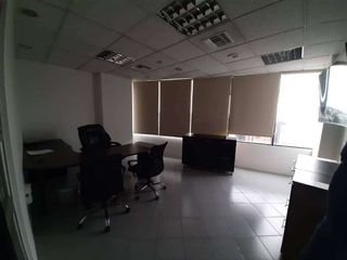 Oficina amoblada en alquiler en Edificio Executive Center al norte de Guayaquil, frente al centro comercial Mall del Sol