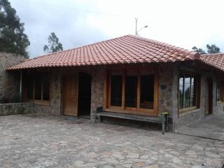 VENTA-Casa con Vista Al Lago Vía a Las Cochas en Guaranda/ Urbec 19URB057