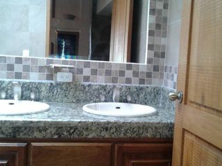 Foto 5 de VENTA-Casa con Vista Al Lago Vía a Las Cochas en Guaranda/ Urbec 19URB057
