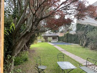 Venta Casa - Adrogue con espectacular jardín con quincho y pileta