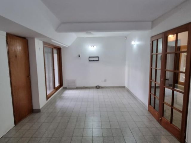 Venta - Casa 4 dormitorios y oficina - centro - Allen