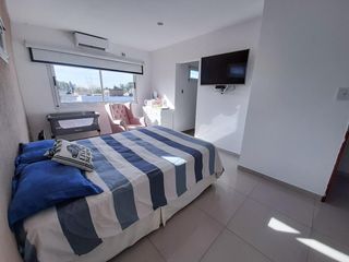 Casa  en venta - 3 dormitorios 2 baños - Cochera  -  300mts2  - Villa Parque Sicardi