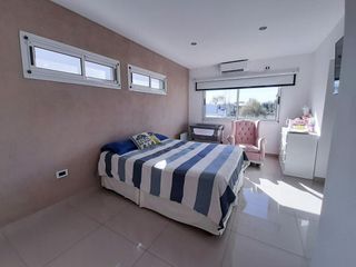 Casa  en venta - 3 dormitorios 2 baños - Cochera  -  300mts2  - Villa Parque Sicardi
