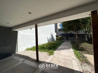 En venta, casa de tres ambientes con patio, Villa Primera Mar del Plata