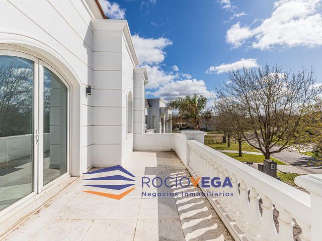 Importante casa en venta  con fondo a la laguna en  Terravista