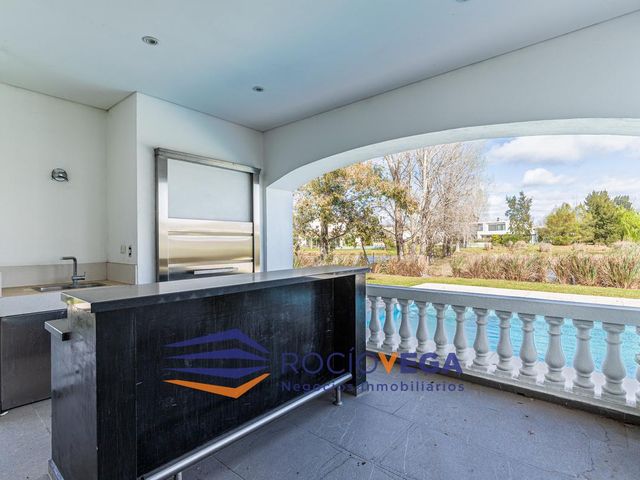 Importante casa en venta  con fondo a la laguna en  Terravista