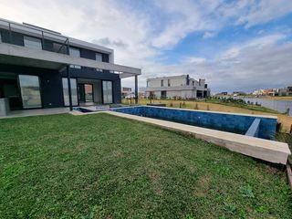 Casa EN VENTA  con 5 dormitorios al agua en Carpinchos, Nordelta, Tigre.
