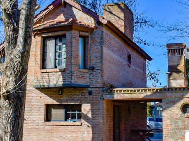 Casa a la venta en 2 lotes - Country Banco Provincia