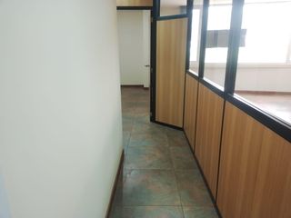 República de El Salvador, Oficina en renta, 95 m2, 5 ambientes, 2 baños, 3 parqueaderos