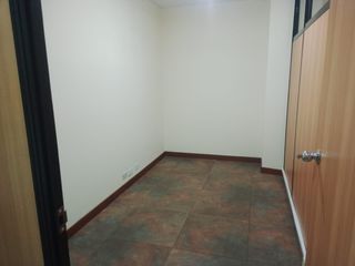 República de El Salvador, Oficina en renta, 95 m2, 5 ambientes, 2 baños, 3 parqueaderos