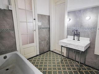 Casa en venta - 8 dormitorios 4 baños - Cochera - 365mts2  - La Plata
